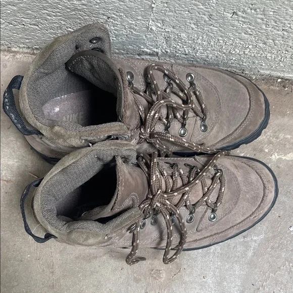 Nike Brown Suede Hiking Boots - Picture 2 of 4